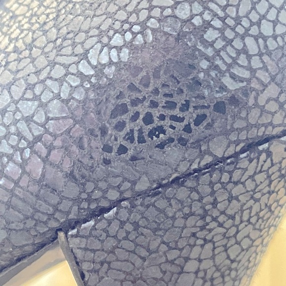 BCBGeneration Crackle Finish Suede Platform Peeptoe Pumps Navy/Black 8M NWOT - Picture 11 of 15